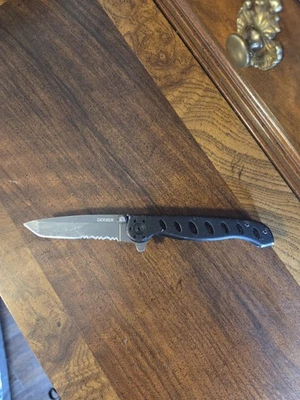 Cuchillo GERBER Evo Jr Liner Lock Gris Hoja de Acero Inoxidable Negro Manijas de Aluminio Foto 1 de 4