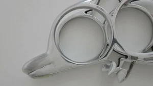 ESPOSITORE DI DESIGNER VINTAGE - FUSIONE DI ALLUMINIO - RAFFIGURANTE UN DELFINO - Foto 1 di 12