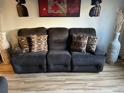 Sofá reclinable y sofá de dos plazas. Ambos sofás separados para facilitar el movimiento y almacenamiento Foto 1 de 4