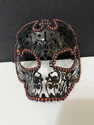 Máscara de festa veneziana de metal filigrana de renda preta - Imagem 1 de 2