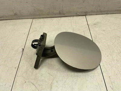 BUICK LUCERNE CXL 2007 ДВЕРЬ НАПОЛНИТЕЛЯ ТОПЛИВНОГО БАКА ЗОЛОТОЙ ТУМАН МЕТАЛЛИЧЕСКИЙ ЗАВОД - Изображение 1 из 4