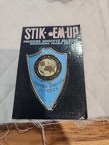 EE. UU. Jaycees Miembro Levantado Emblema en Relieve 2.75"" con 2 Zinc Fundido De Colección - Imagen 1 de 2