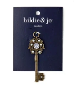 Ciondolo chiave oro antico 3" x 1" con cristallo e perle di Hildie & Jo. - Foto 1 di 2