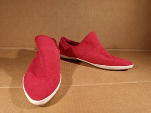 sanuk pointed toe shoes