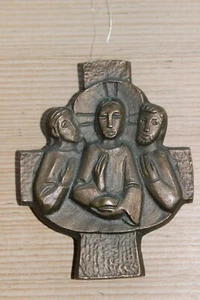 Kreuz Wandkreuz Emmaus Jünger ca. 7,5 x 9,5 cm Bronze 118g Christoph Fischbach - Bild 1 von 4