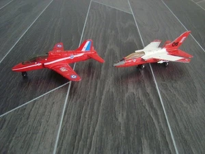 2 x Matchbox Skybusters Red Arrows BAE Hawk T / Tornado Red & White - Bild 1 von 6