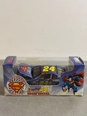 Jeff Gordon 1999 DuPont/ Superman HO 1/64 Action Diecast - Imagem 1 de 2