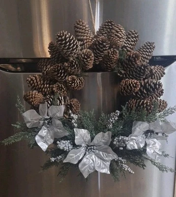 CORONA DE PIÑA DE NAVIDAD 23" CON FLOR DE PASCUA PLATEADA Y DETALLES (Hecha a medida) Foto 1 de 4