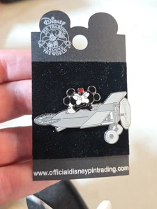 Pin Disney Antiguo Avión de utilería Loco Mickey Mouse y Minnie Mouse Besándose Corazón Rojo - Imagen 1 de 2