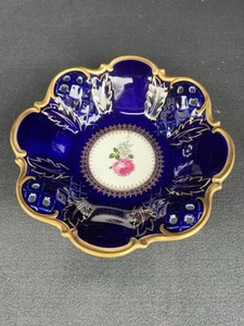Cuenco para servir de porcelana azul cobalto real Reichenbach perforado con pies hoja rosa - Imagen 1 de 5