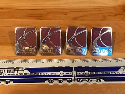 Emblemas guardabarros delantero SATURN L100 L200 L300 - Estado usado EC Foto 1 de 4