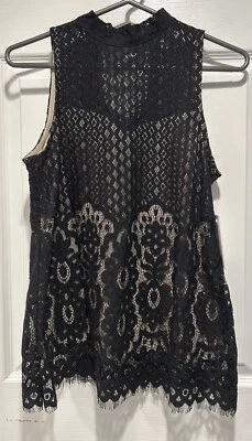 NUEVO CON ETIQUETAS Love Fire Talla Pequeña Negro Encaje Cuerpo Nude Cuello Simulado Blusa Top Sin Mangas Foto 1 de 4
