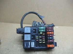 Panel de bloque de conexiones relé caja de fusibles motor Cadillac Escalade 95-00 1995-2000 - Imagen 1 de 7