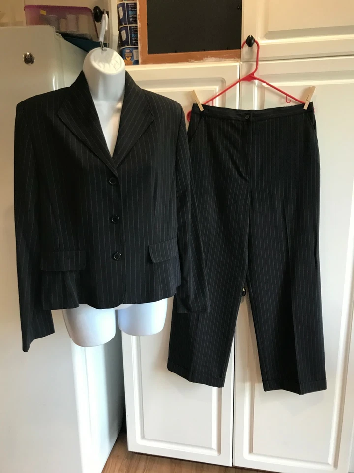 Pre-Owned Women’s Danny & Nicole Blazer/Pants Set size 10 Dark Blue with Lines - Image 1 of 1