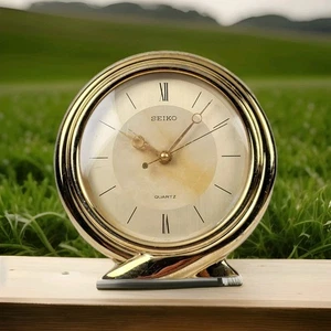 RARO RELOJ DE ESCRITORIO SEIKO VINTAGE TONO DORADO ALARMA CUARZO FUNCIONANDO  - Imagen 1 de 8