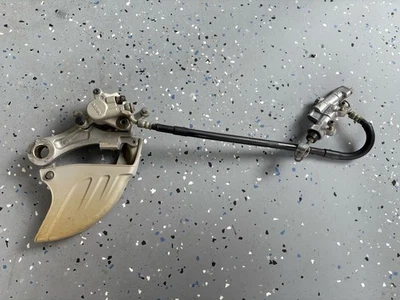 Yamaha Yz250f 03-05 2005 Rear Brakes Caliper Master Cylinder Line Guard Foto 1 de 4