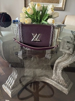 Bolso de Hombro Louis Vuitton Borgoña Epi Twist Plateado Herrajes Foto 1 de 4