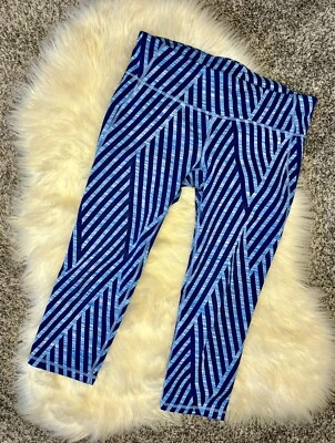 Gap Fit Gfast tiro regular med. Leggings capri de entrenamiento atléticos geométricos azules Foto 1 de 4