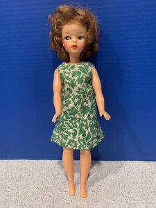 Passend für Tammy Größe 12" Puppe - grüner Druck Schnitt 'N Nähen Kleid - KEINE PUPPE - Bild 1 von 6