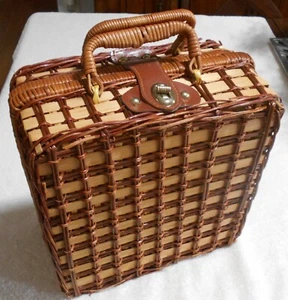 Straw Picnic Basket for 2 with Accessories - Picture 1 of 3