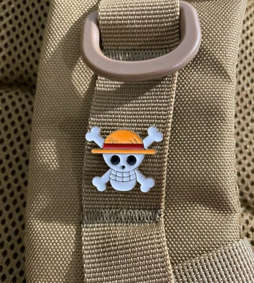 One Piece Luffy Jolly Roger Anime Hut Pin Anstecker Brosche für Taschen... - Bild 1 von 4