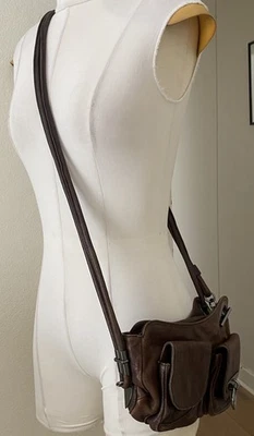 Bolso de mano de cuero mensajero lateral Mimco con anillo de metal bandolera Foto 1 de 4