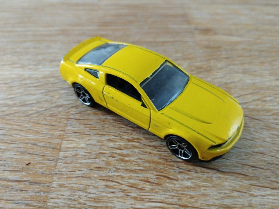 Hot Wheels 2009 New Models Yellow 2010 Ford Mustang GT Diecast Muscle Toy Car — 第 1/4 张图片