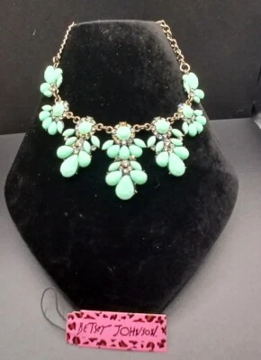 Nuevo Collar Betsey Johnson Verde Como Nuevo Plástico Estrás Declaración Con Etiqueta Foto 1 de 3