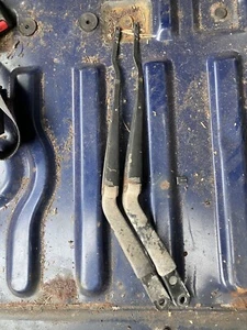 Daihatsu Fourtrak Sportrak Wiper Arms - Picture 1 of 2