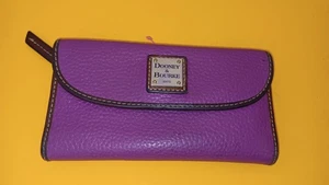 Cartera Dooney & Bourke para mujer de cuero granulado rosa con solapa a presión ranuras para tarjetas - Imagen 1 de 2