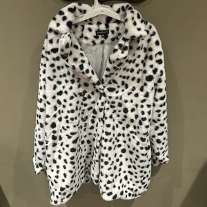 Eilly Bazar Women's Double Button Faux Fur Coat Size 4XL Black White Spots NEW - Picture 1 of 10