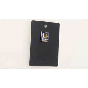 Pin de solapa esmaltada BOMA International logotipo dorado y azul propietarios y gerentes de edificios  - Imagen 1 de 1