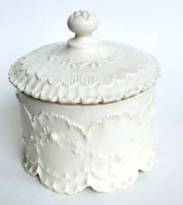 Caja de filigrana blanca vintage con tapa, cerámica Singing River Foto 1 de 4