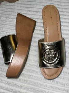 TOMMY HILFIGER Brynn Platform Wedge GOLD LOGO Sandal SZ 10 NEW - Picture 1 of 5