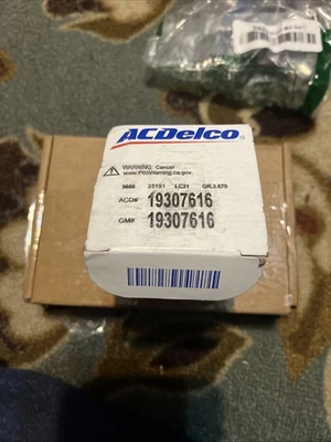 Válvula de retención de bomba de inyección de aire secundaria Standard Motor Products AV7 19307616 Foto 1 de 2