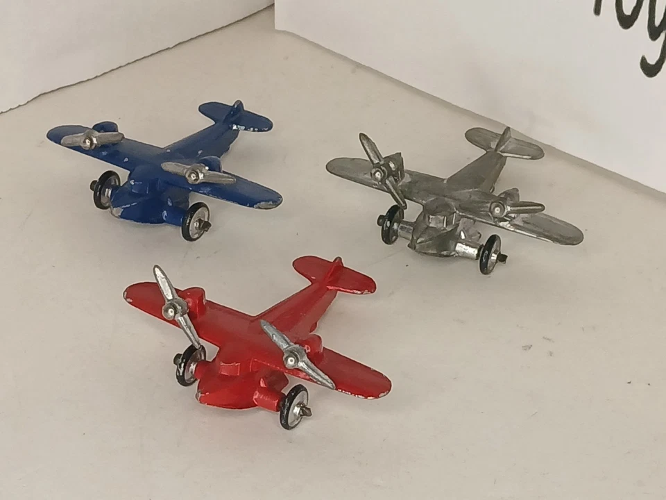 VINTAGE BARCLAY MINIATURE LEAD CAST TWIN PROPELLER AIRPLANE/SEA PLANE SET OF 3 - Image 1 of 4
