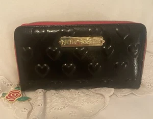 NWOT BETSY JOHNSON BLACK PUFFY HEARTS ZIP AROUND WALLET PINK & GOLD INTERIOR - Picture 1 of 4