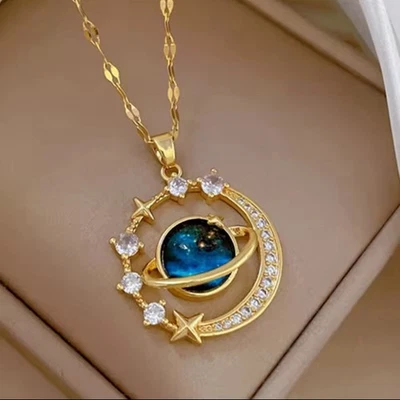 Damen Frauen Halskette Mond Sterne Planet Halbmond Amulett Schmuck Titan Stahl - Bild 1 von 3