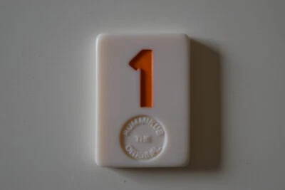 PLAQUE NUMEROTEE / JETON ORANGE du jeu RUMMIKUB CHIFFRES Deluxe ( au détail ) - Photo 1/4
