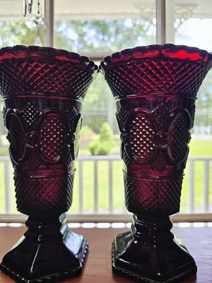 "Florero de vidrio rojo rubí pedestal vintage Avon Cape Cod 8"" de alto" Foto 1 de 4