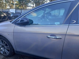 CHRYSLER DELTA 2012 FRONT DOOR N/S PASSENGER SIDE COLOUR CODE: 279 PERLA SIRONI - Picture 1 of 2