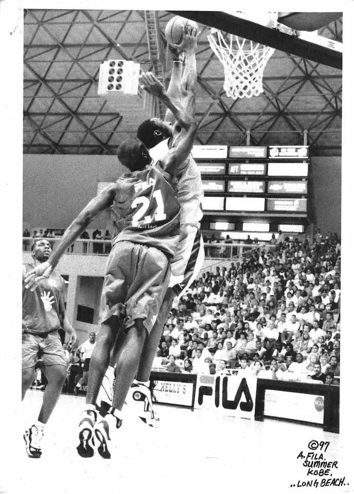 Foto de Kobe Bryant Dunk 1997 Fila Liga de Verano Novato Año Long Beach CA RARA Foto 1 de 2