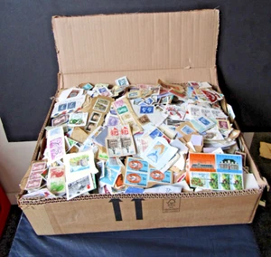 SIZABLE BOX FULL OF GB/EMPIRE & WORLD CLIPPINGS - MUCH VINTAGE - Picture 1 of 2