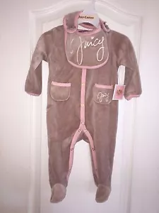 Nuovo con etichette Juicy Couture Velour pezzo unico/pettolino set regalo baby shower bambina 3-6 mesi - Foto 1 di 3