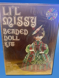 Walco Vintage 1975 Li'l Missy Perlen Puppe Kit 13308 Bonnie Lass Schottland versiegelt neu aus altem Lagerbestand - Bild 1 von 3