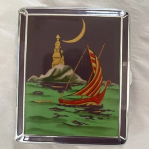RARO estuche de cigarrillos de colección E.A.M rojo/dorado, velero, faro y esmalte lunar - Imagen 1 de 23