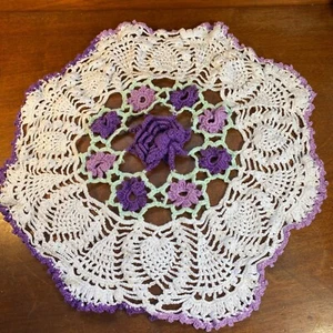 Centrino tondo all'uncinetto fatto a mano con fiori viola e disegno pizzo bianco - Foto 1 di 6
