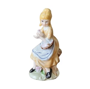 Estatuilla de niña de porcelana de colección estatua cesta de picnic flores arte cerámica Corea 5,75" - Imagen 1 de 13