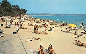 Postal McCook's Point & Town Beach Bathers Scene Nianitic, CT De Colección Años 60 - Imagen 1 de 2