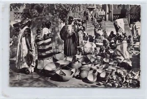 Mali - BAMAKO - Merchant of calabashes at the big market - Publ. Photo-Hall Soud - Picture 1 of 2